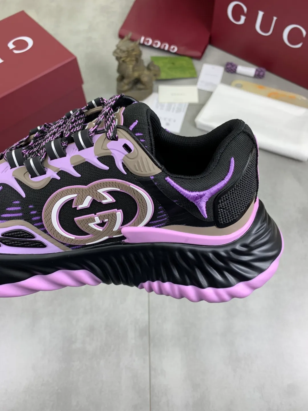 Men's shoes 💰P800 New model 💰Latest model💎💎💎GUCCI Italian Gucci dad shoes Top version 🔜Original quality🔜Purchasing level After many years of accumulation of dad shoes, it took more than 3 months of research and development to disassemble the original version, and finally it is available! The goods are worth looking forward to! 👫 style for couples 🔜Versatile in all seasons🔜 Fashion🔜 Personality 🔜Distinctive Outsole: The latest original developed TPU Upper: Imported original material🐮 Lining: Original A-grade mixed sheepskin🐮 Foot pads: Original A-grade imported cowhide 💯Counter genuine full set of packaging Midsole Latex pad with LOGO, Lasting, oil edge, air pressure coding process, support NFC anti-counterfeiting chip detection! Size: women’s code 35-40, men’s code 39-44 (women’s 34 41, men’s 38 45 46 customized)